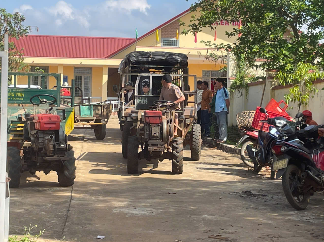 Hinh 1. Bà con nông dân đưa phương tiện vận chuyển tới nhận cây giống